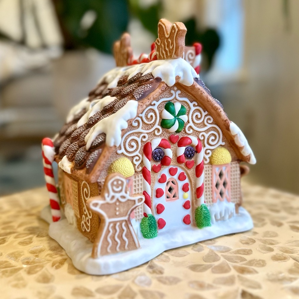 NWT Ceramic Gingerbread Christmas Holiday Tealight House
